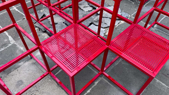 Instalación Patios gemelos: estructura metálica roja, obra póstuma de Jerónimo Hagerman desarrollada y fabricada por peek.design en la Biblioteca de México