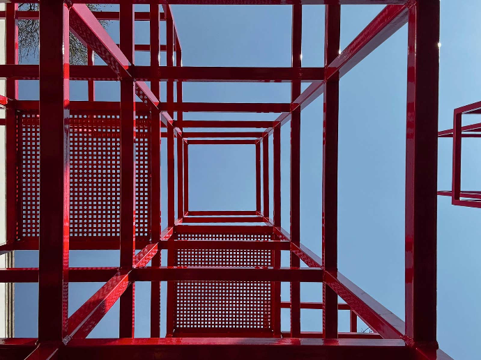 Vista desde dentro de la escultura roja de los Patios gemelos instalada en la Biblioteca de México