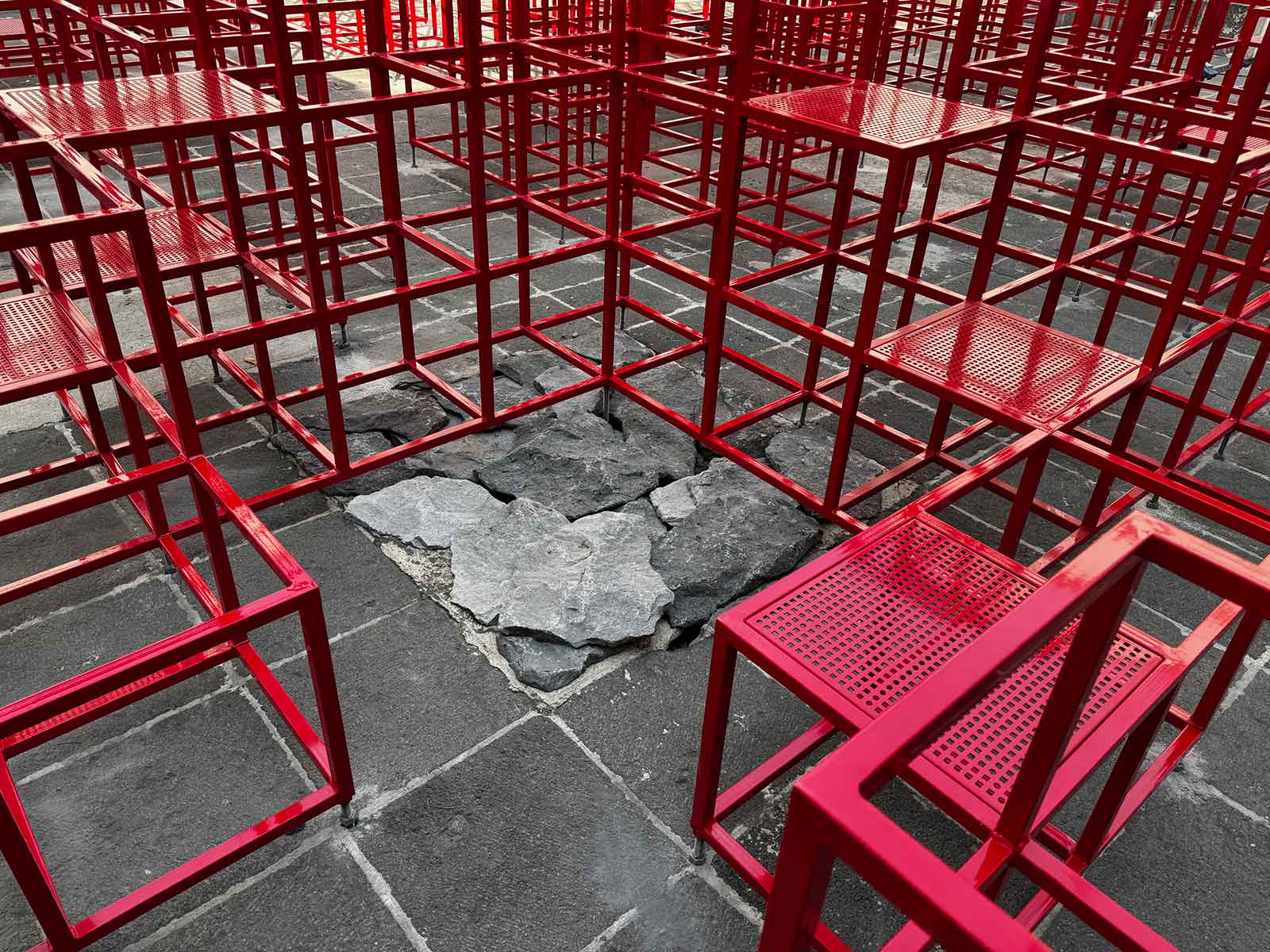 Detalle de la estructura metálica pintada de Patios gemelos de Jerónimo Hagerman, peek.design