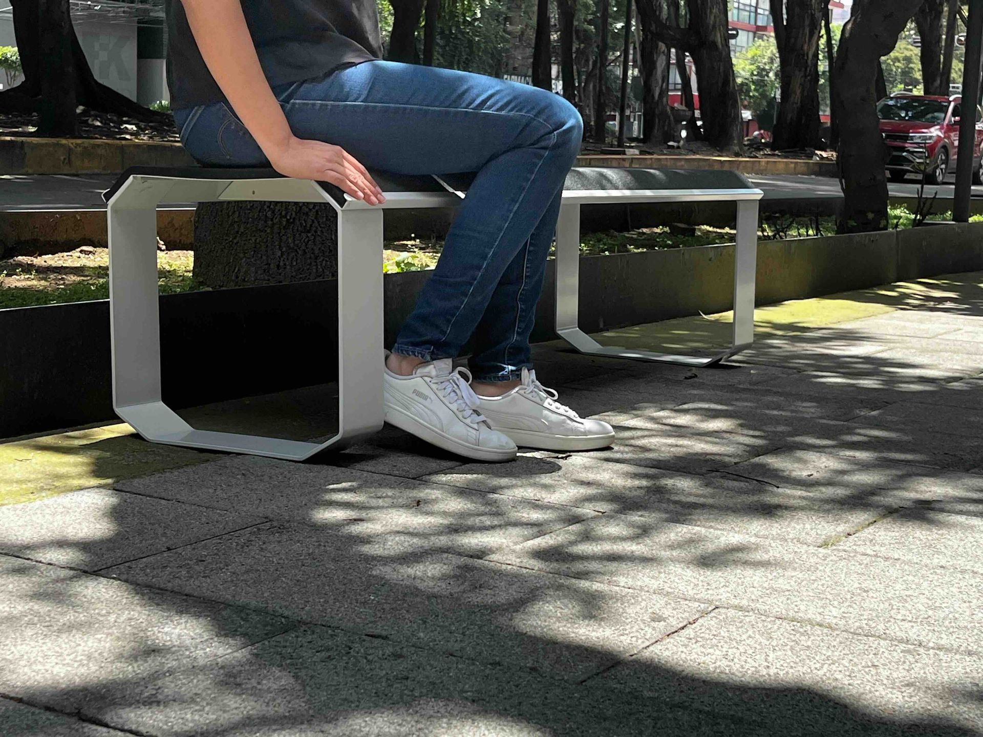 Banca urbana Comfort, en uso, línea de mobiliario urbano peek.design