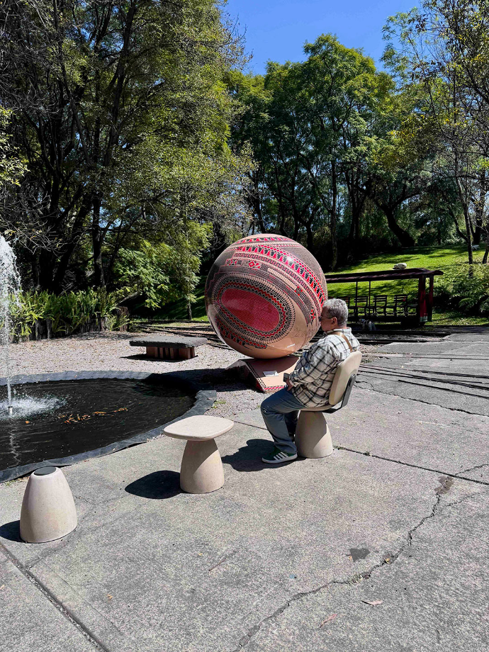 Espacio con mobiliario urbano peek