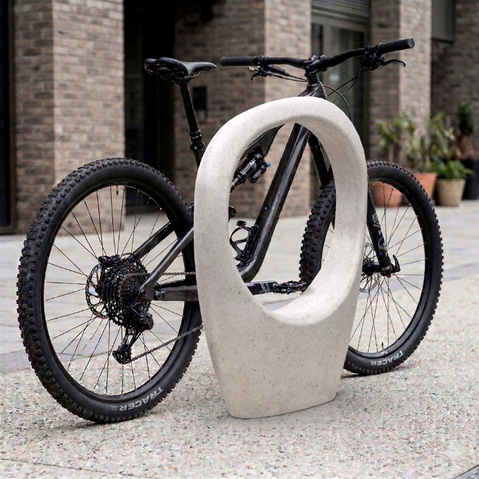 Bicicleta estacionada en aparcabicis Stone Pebble de peek