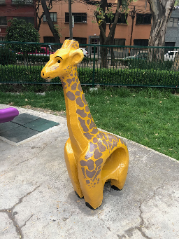 Foto archivo peek: Tomada en un parque de la Ciudad de México Escultura montable en parque