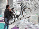 uso-aparcabicicletas-asistido-de-doble-nivel-peek-bike-galeria-4.webp