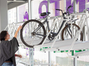 uso-aparcabicicletas-asistido-de-doble-nivel-peek-bike-galeria-2.webp