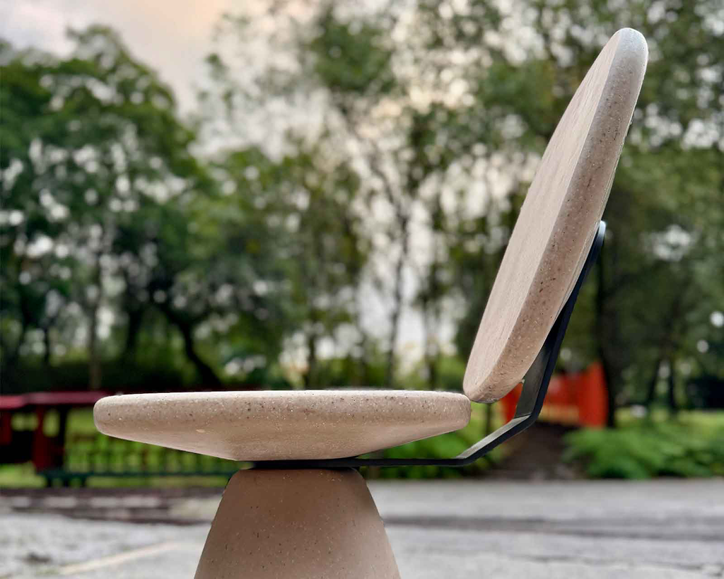 Silla Stone Pebble de concreto polimérico instalada en Ciudad de México, by peek.design