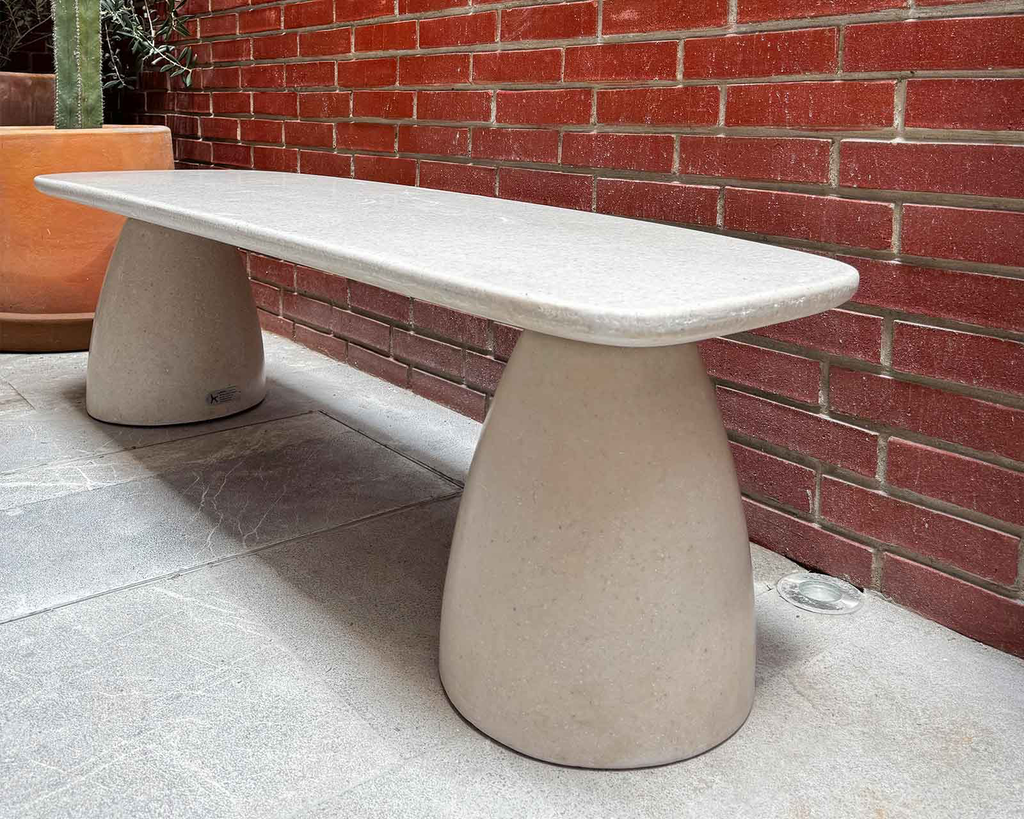 [Silla Stone Pebble | peek-street, instalada en acceso a edificio de departamentos en CDMX