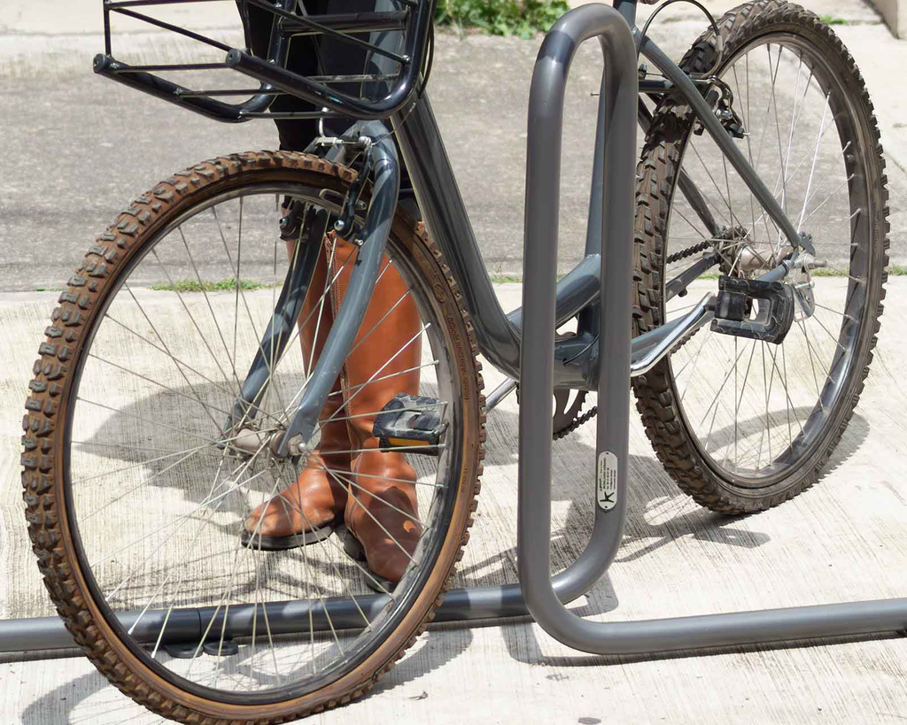 Aparcabicicletas Pill | peek-bike, instalado en plaza de acceso a edificio de oficinas en CDMX