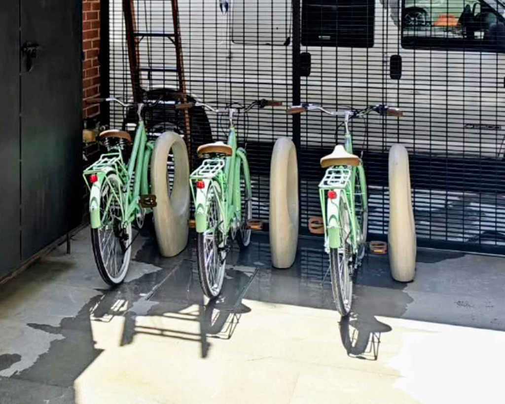 PSF-SP-10 Aparcabicicletas Stone Pebble | peek-bike, instalado en plaza de acceso a edificio de departamentos
