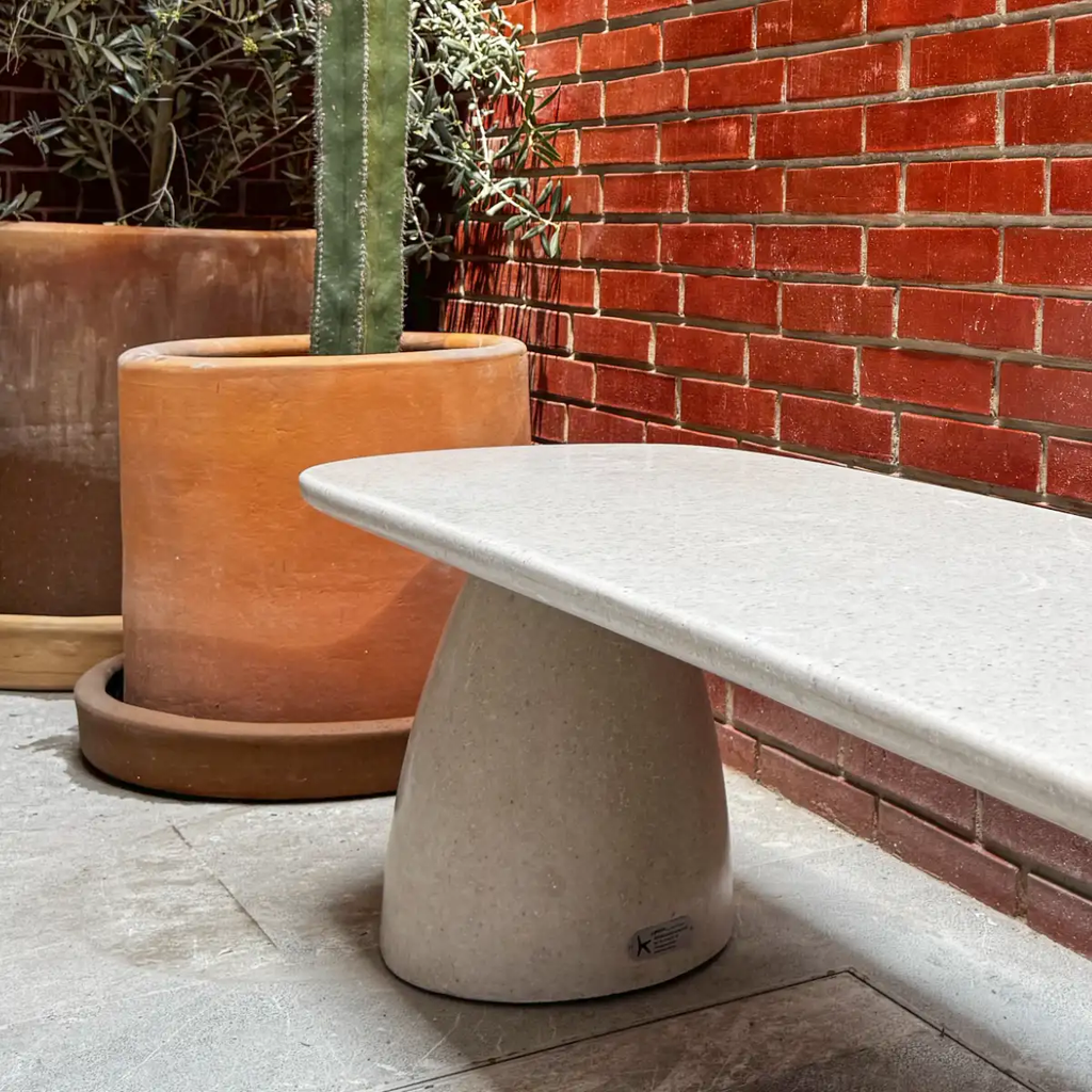 Detalle-banca-stone-pebble_peek-design.webp